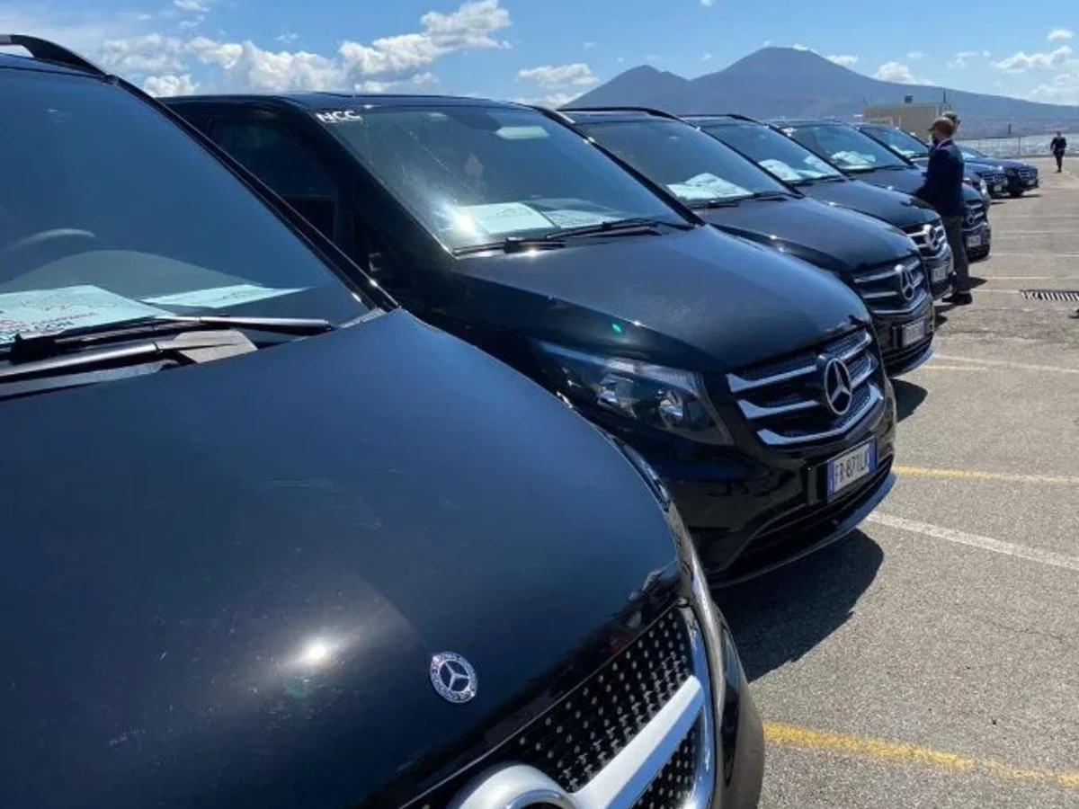 Luxury Limo Service in Naples Since 1996 – Your Private Chauffeur in Naples & the Amalfi Coast